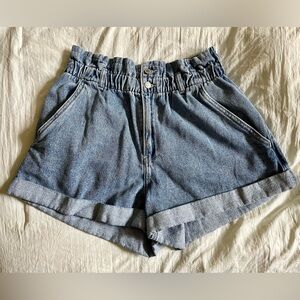 Hollister Ultra High rise 80’s mom short 3” inseam